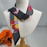 Cavalier en Formes Twill Silk Scarf black