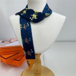 Parade scarf